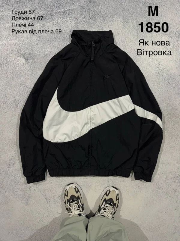 Nike вітровка чорна з білою смугою - розмір M