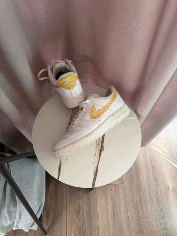 Nike Air Force 1 '07 білі з жовтим свушем - розмір 44