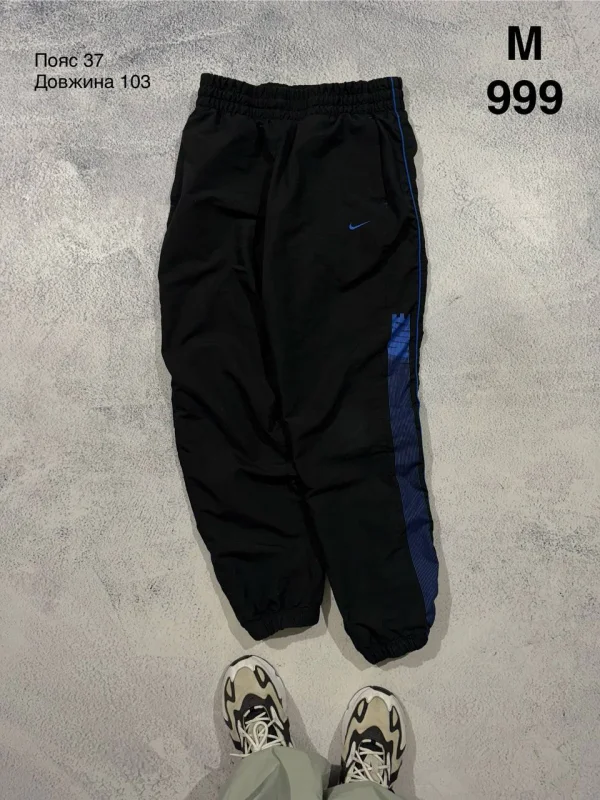 Nike спортивні штани чорні з синіми деталями - розмір M