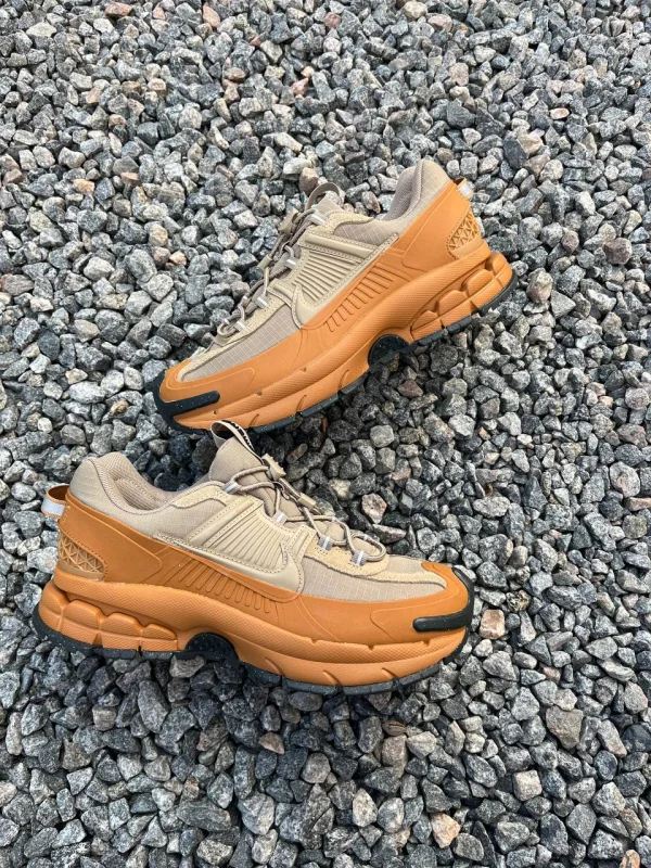 Nike Vomero Roam бежеві - розмір 40