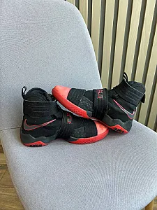 Nike кросівки чорні з червоними деталями - розмір 40 - фото 3