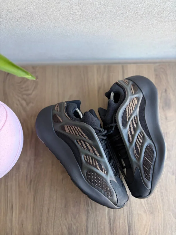 Adidas Yeezy 700 V3 Clay Brown - розмір 41