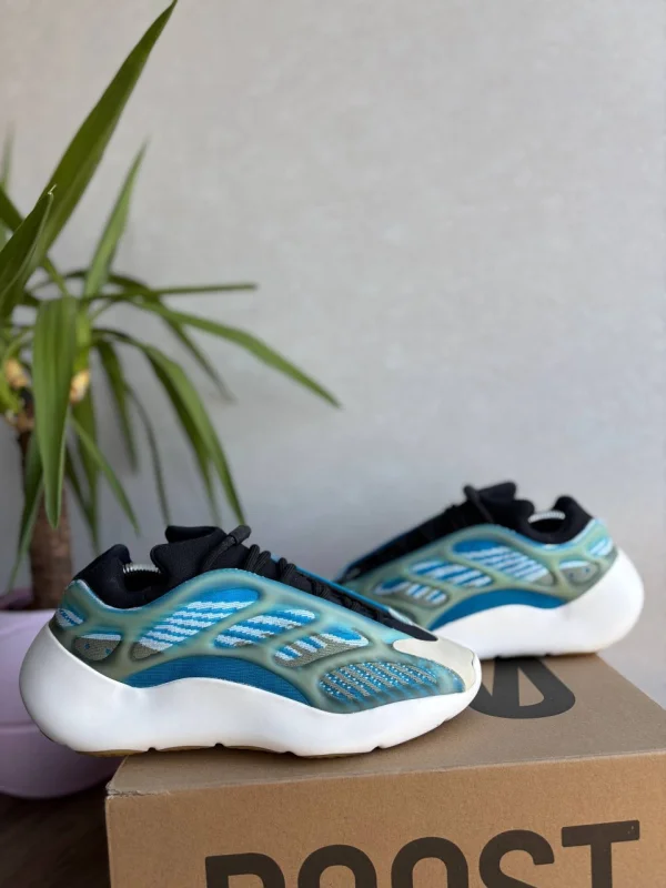 Adidas Yeezy 700 V3 Arzareth - розмір 41