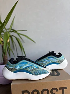 Adidas Yeezy 700 V3 Arzareth - розмір 41 - фото 1