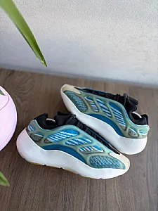 Adidas Yeezy 700 V3 Arzareth - розмір 41 - фото 3