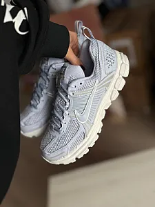 Nike Zoom Vomero 5 сріблясті - розмір 38 - фото 1