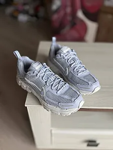 Nike Zoom Vomero 5 сріблясті - розмір 38 - фото 4