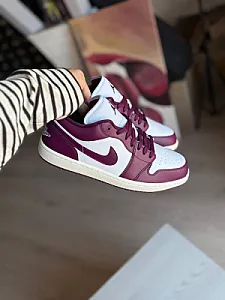 Nike Air Jordan 1 Low Bordeaux бордові - розмір 43 - фото 5