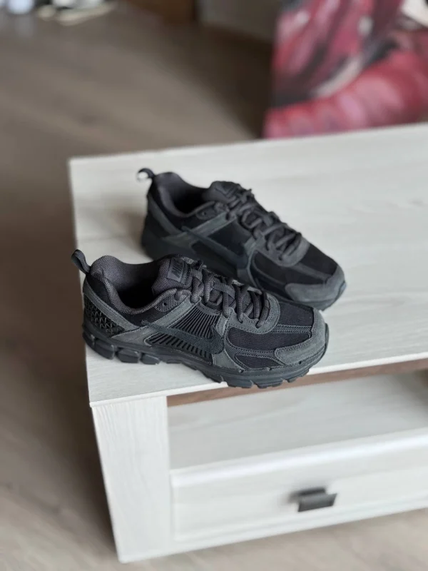 Nike Zoom Vomero 5 чорні - розмір 38