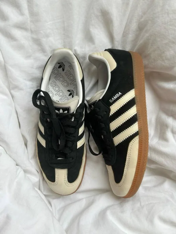 Adidas Samba чорні з білими смугами - розмір 40