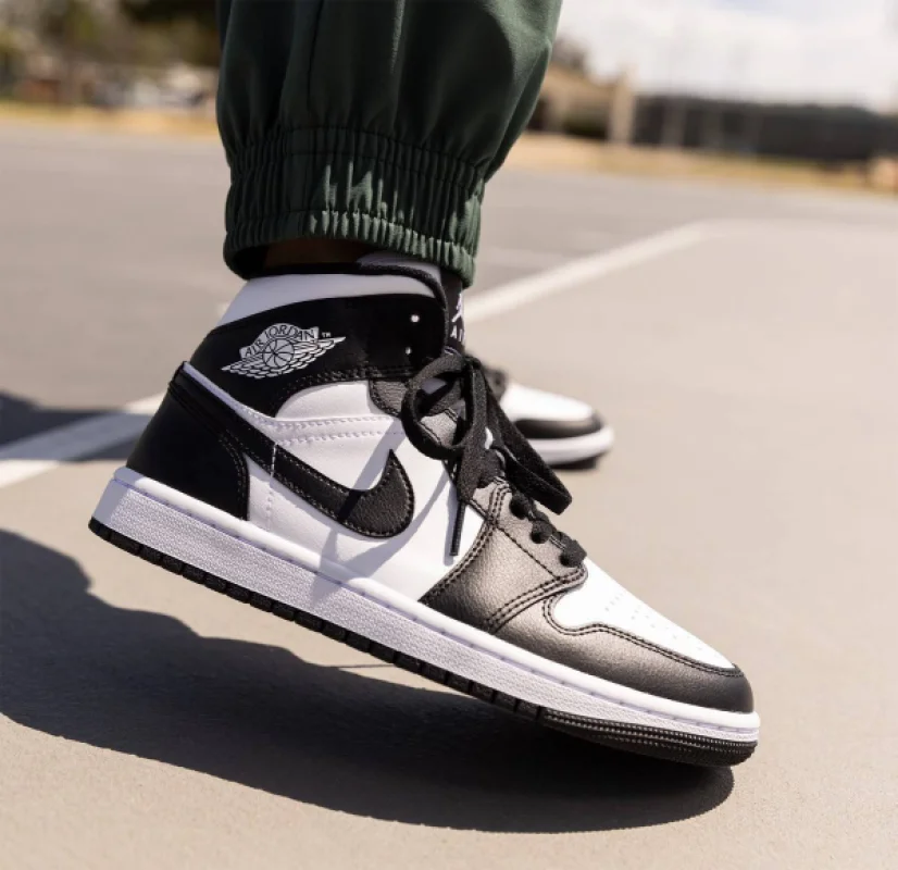 Nike Air Jordan 1 чорно-білі - розмір 44