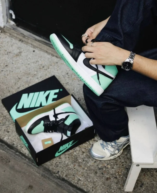 Nike Air Jordan 1 чорні з м'ятним - розмір 42