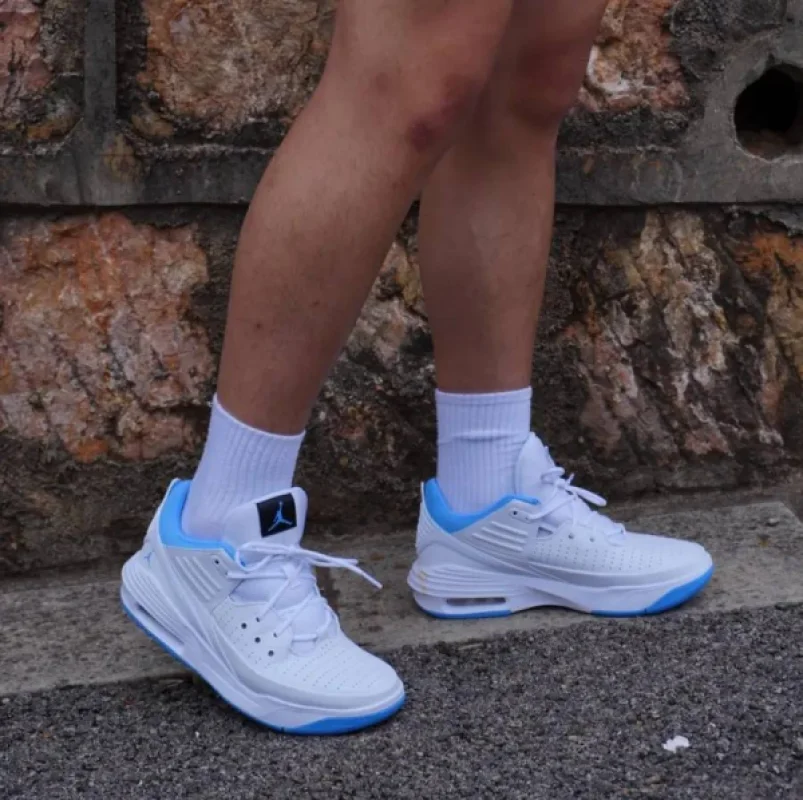 Nike Air Jordan Max Aura 5 білі - розмір 40