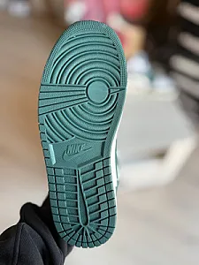 Nike Air Jordan 1 зелені та білі - розмір 44 - фото 8