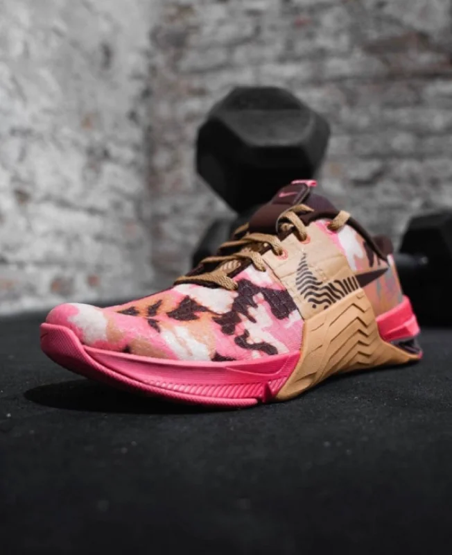 Nike Metcon 8 рожево-бежево-чорні - розмір 44