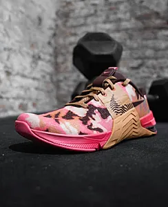 Nike Metcon 8 рожево-бежево-чорні - розмір 44 - фото 1