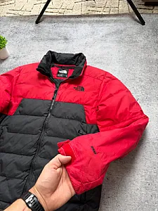 The North Face пуховик червоно-чорний - розмір S - фото 3