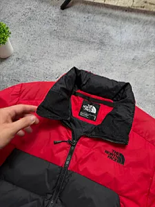The North Face пуховик червоно-чорний - розмір S - фото 4